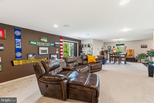 140 WOODS EDGE DR, Hummelstown, PA 17036