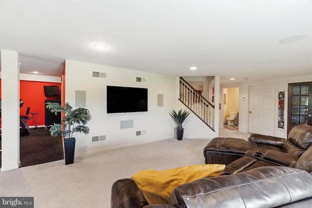 140 WOODS EDGE DR, Hummelstown, PA 17036