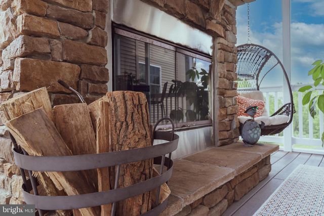 140 WOODS EDGE DR, Hummelstown, PA 17036