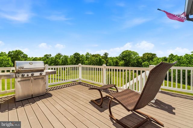 140 WOODS EDGE DR, Hummelstown, PA 17036