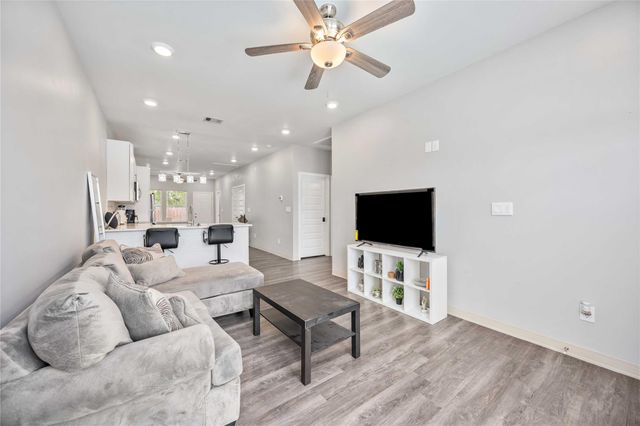 8009 Sterlingshire Street B, Houston, TX 77078