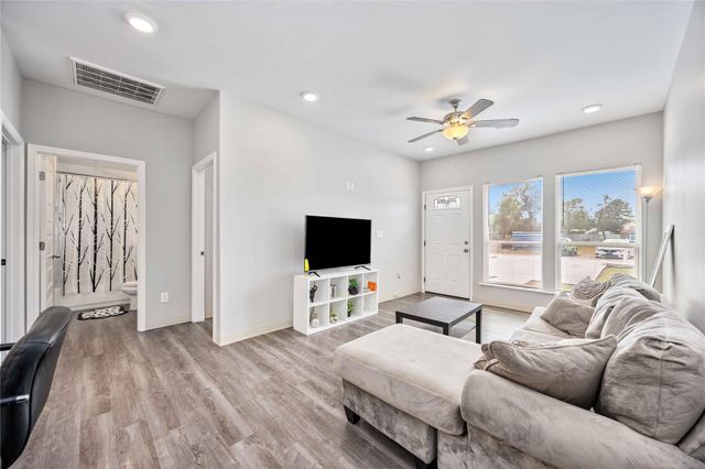 8009 Sterlingshire Street B, Houston, TX 77078