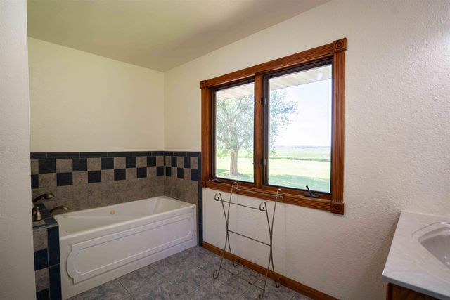 1229 W Mt. Vernon Road, Waterloo, IA 50703