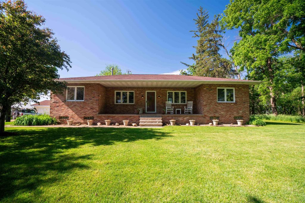1229 W Mt. Vernon Road, Waterloo, IA 50703