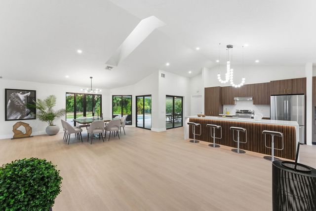 2 Dunbar Road, Palm Beach Gardens, FL 33418