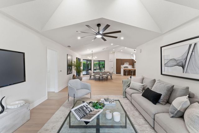 2 Dunbar Road, Palm Beach Gardens, FL 33418