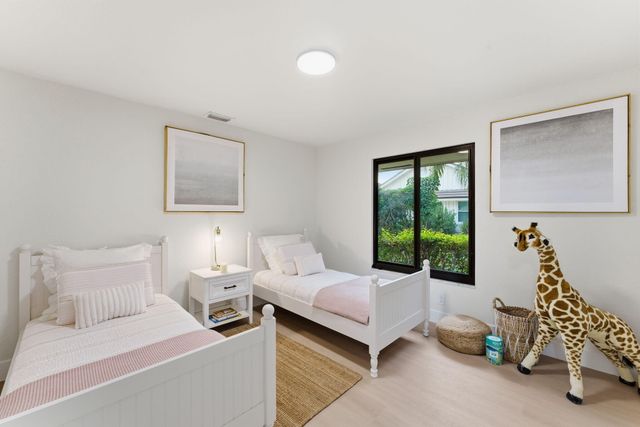 2 Dunbar Road, Palm Beach Gardens, FL 33418