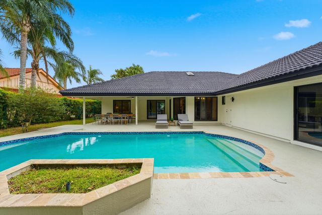 2 Dunbar Road, Palm Beach Gardens, FL 33418