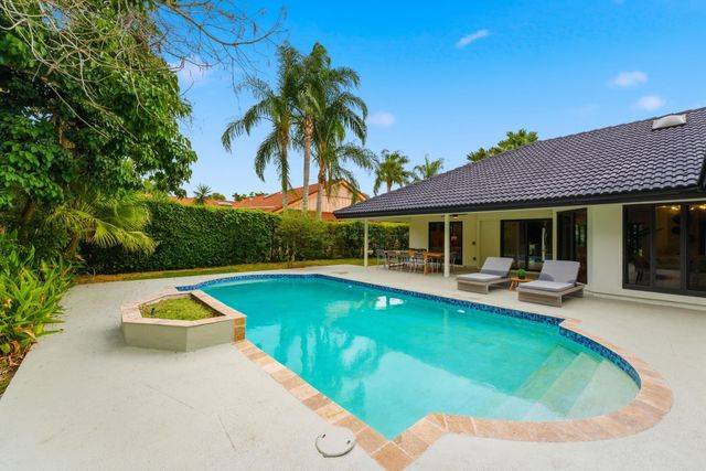 2 Dunbar Road, Palm Beach Gardens, FL 33418
