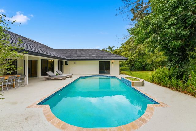 2 Dunbar Road, Palm Beach Gardens, FL 33418