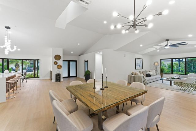 2 Dunbar Road, Palm Beach Gardens, FL 33418