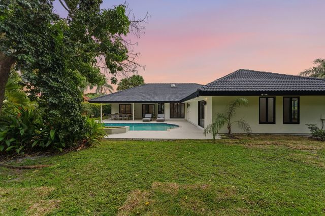 2 Dunbar Road, Palm Beach Gardens, FL 33418