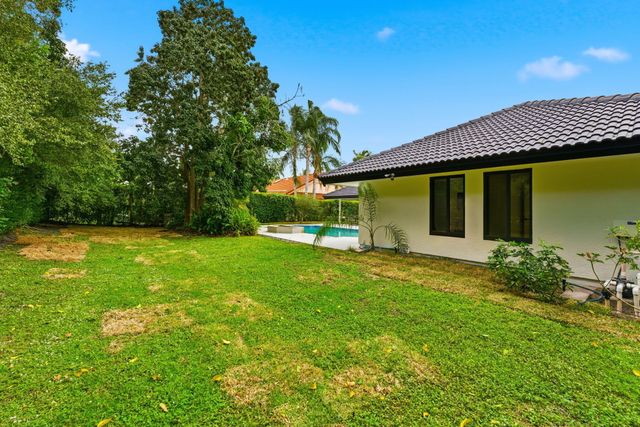 2 Dunbar Road, Palm Beach Gardens, FL 33418