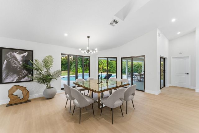 2 Dunbar Road, Palm Beach Gardens, FL 33418