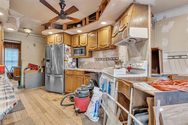 22030 Rougewood Drive, Southfield, MI 48033