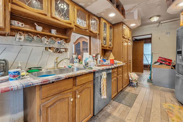 22030 Rougewood Drive, Southfield, MI 48033