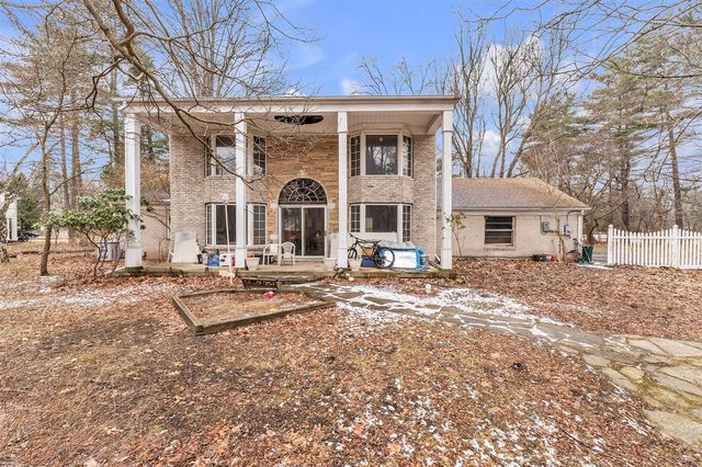 22030 Rougewood Drive, Southfield, MI 48033