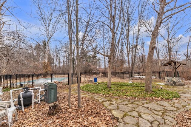 22030 Rougewood Drive, Southfield, MI 48033