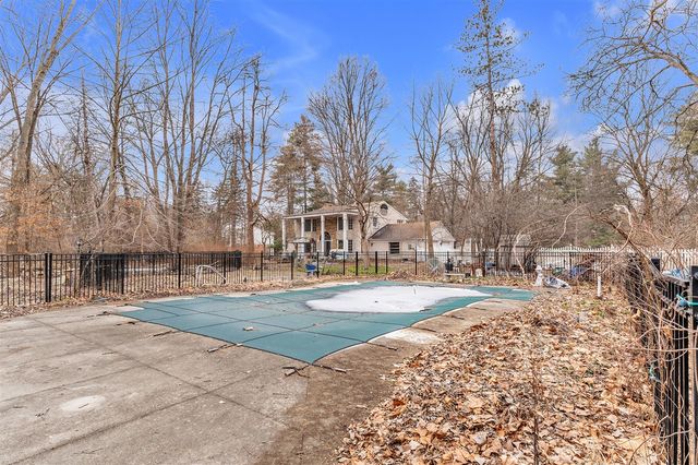 22030 Rougewood Drive, Southfield, MI 48033