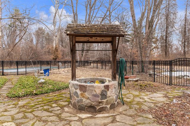 22030 Rougewood Drive, Southfield, MI 48033