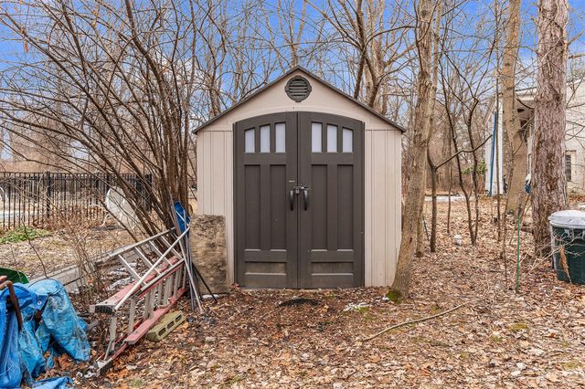 22030 Rougewood Drive, Southfield, MI 48033