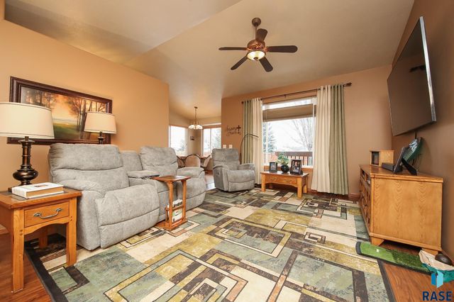 712 S 7th Ave Avenue, Brandon, SD 57005