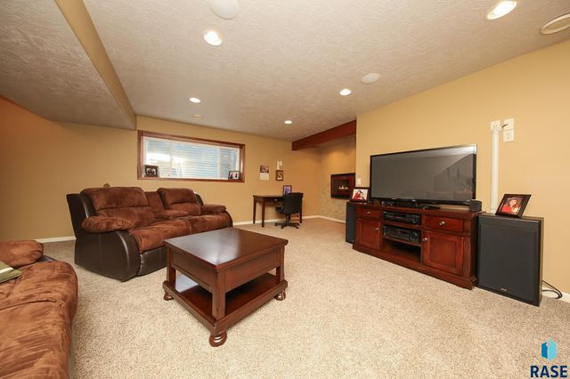 712 S 7th Ave Avenue, Brandon, SD 57005