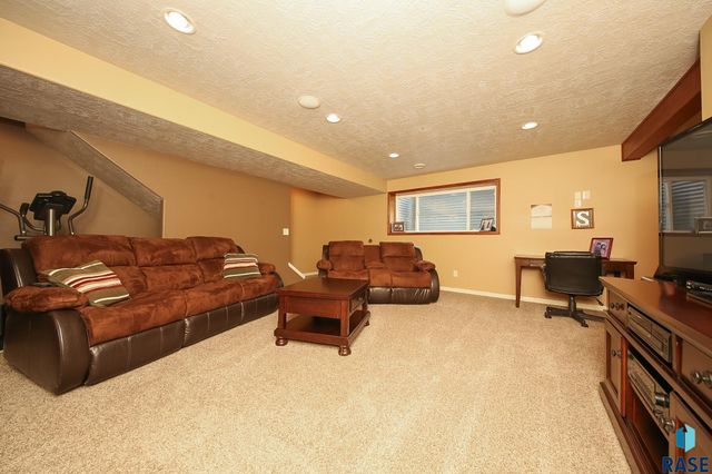 712 S 7th Ave Avenue, Brandon, SD 57005