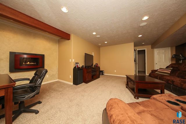 712 S 7th Ave Avenue, Brandon, SD 57005