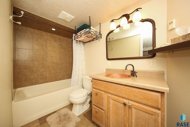 712 S 7th Ave Avenue, Brandon, SD 57005