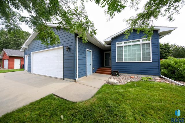 712 S 7th Ave Avenue, Brandon, SD 57005
