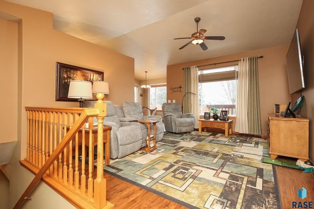 712 S 7th Ave Avenue, Brandon, SD 57005