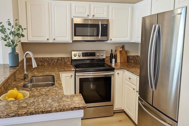 8889 Caminito Plaza Centro 7425, San Diego, CA 92122