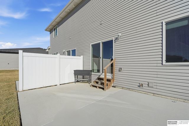 1039 Titan Drive, Hickman, NE 68372