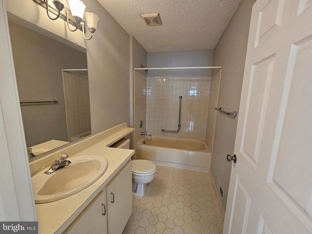 14 VERSAILLES CT, Trenton, NJ 08619