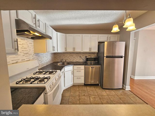 14 VERSAILLES CT, Trenton, NJ 08619