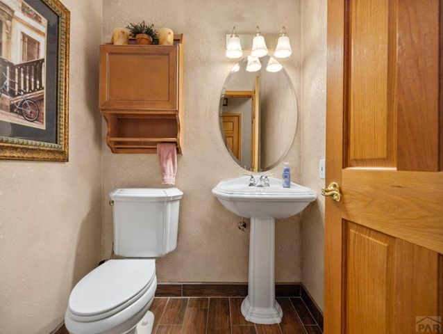1180 S Oakleaf Dr, Pueblo West, CO 81007