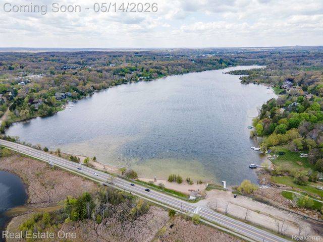 6464 Deer Ridge Drive, Independence Charter Township, MI 48348