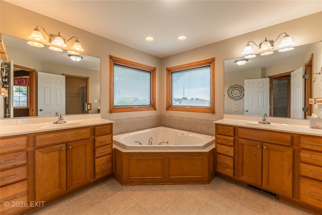 1000 Rolling Hills Court, Norwalk, IA 50211