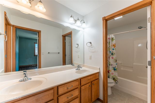 1000 Rolling Hills Court, Norwalk, IA 50211