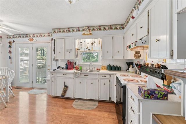 9812 Hillcrest Road, Kansas City, MO 64134