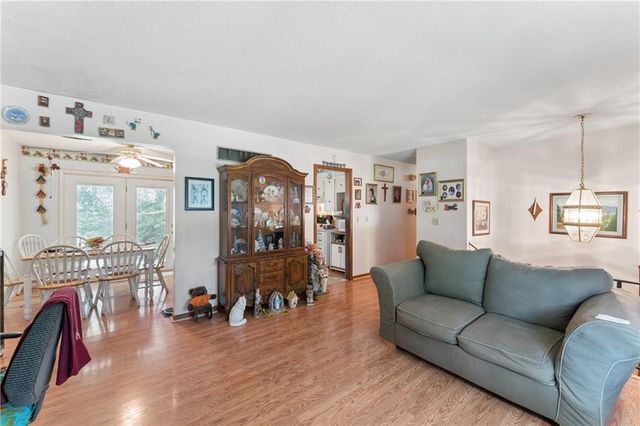 9812 Hillcrest Road, Kansas City, MO 64134