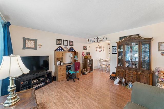 9812 Hillcrest Road, Kansas City, MO 64134