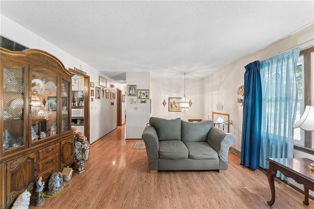 9812 Hillcrest Road, Kansas City, MO 64134