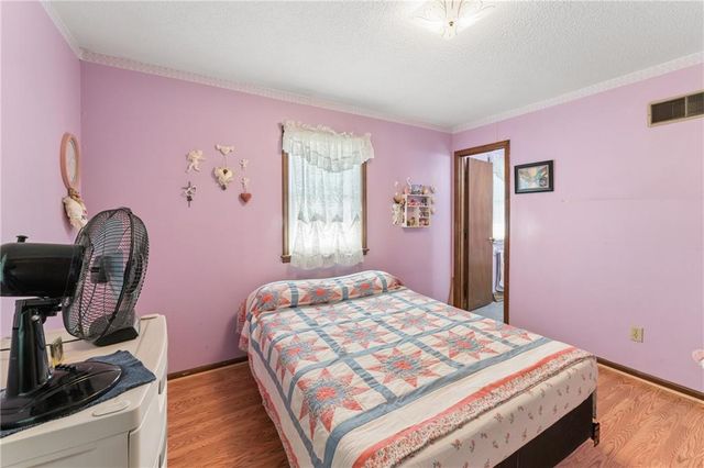 9812 Hillcrest Road, Kansas City, MO 64134