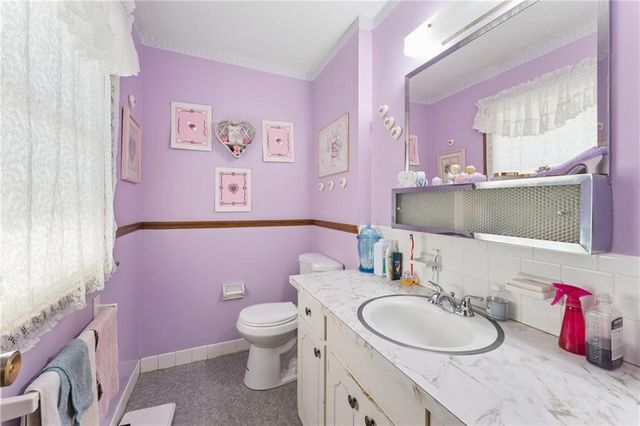 9812 Hillcrest Road, Kansas City, MO 64134