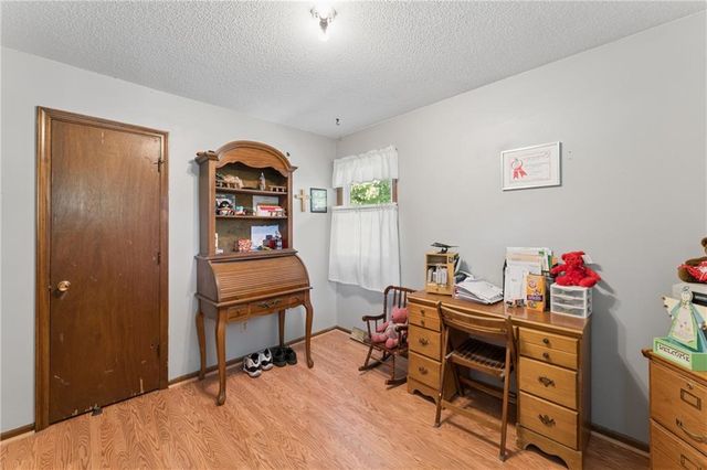 9812 Hillcrest Road, Kansas City, MO 64134