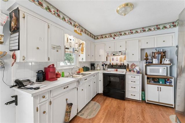 9812 Hillcrest Road, Kansas City, MO 64134