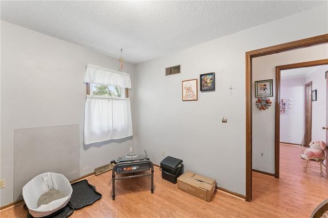 9812 Hillcrest Road, Kansas City, MO 64134