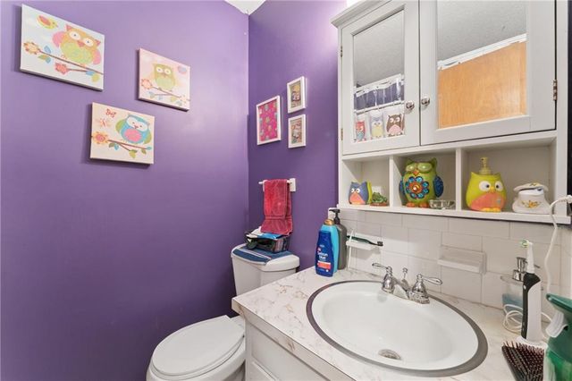 9812 Hillcrest Road, Kansas City, MO 64134